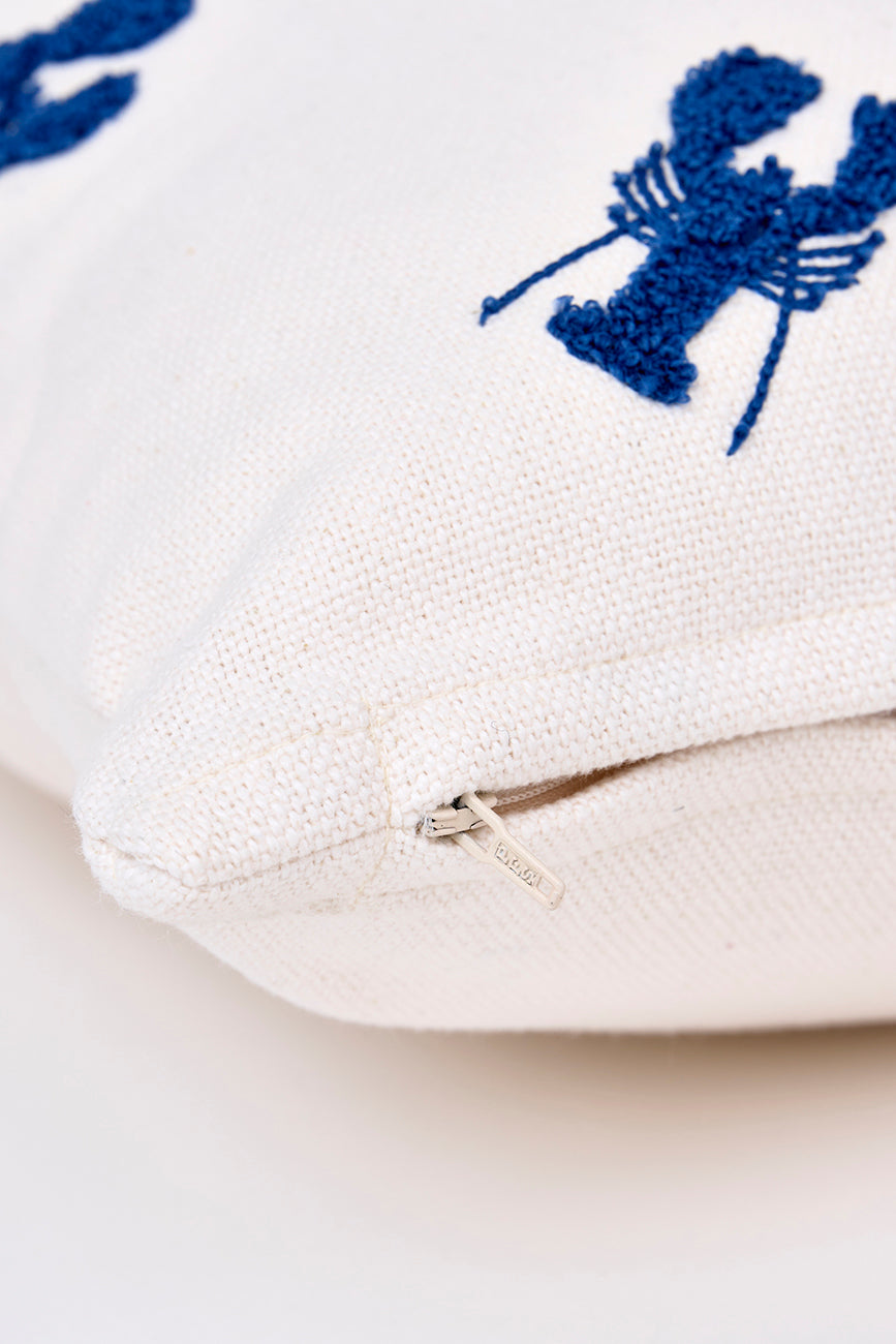 Cojín de algodón con langostas bordadas