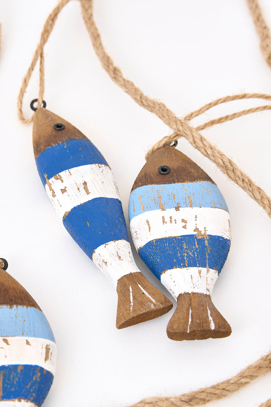 Guirlande de poissons en bois à rayures