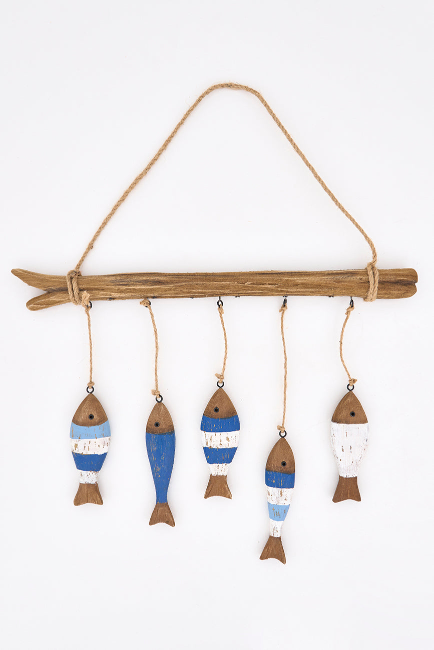 Suspension en bois avec poissons à rayures