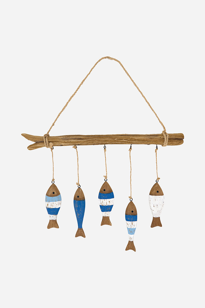 Suspension en bois avec poissons à rayures