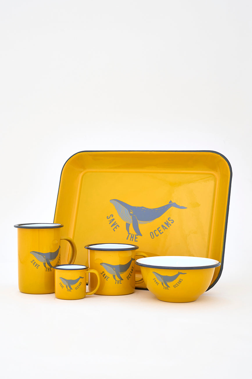 Plateau en métal émaillé avec baleine