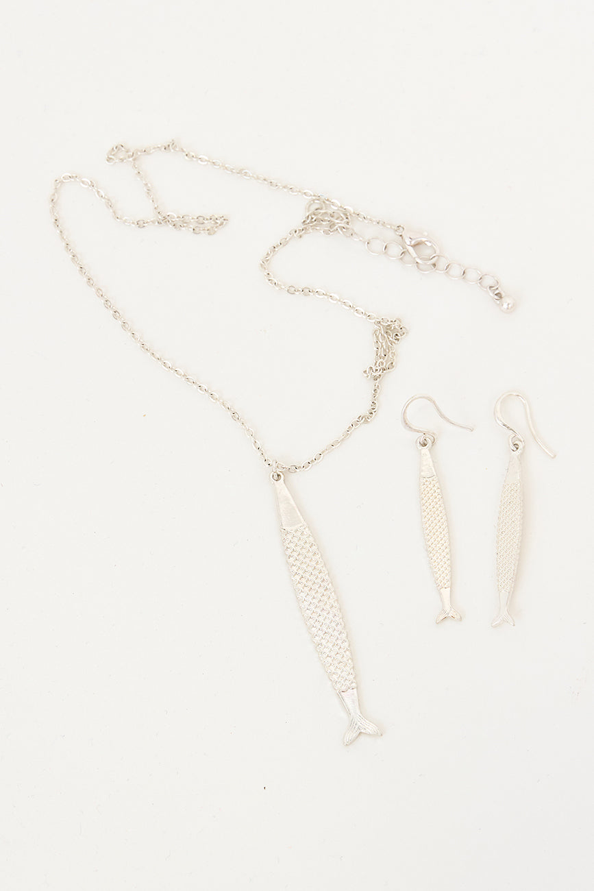 Collier en métal en forme de poisson