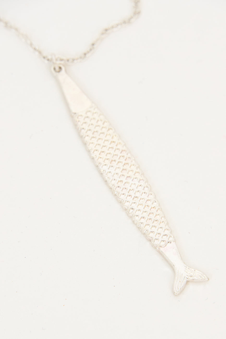 Collier en métal en forme de poisson