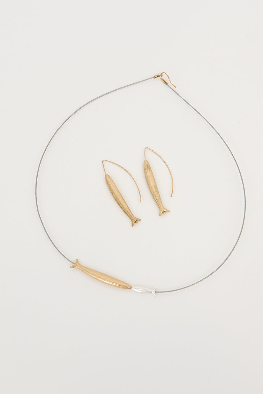 Urre-koloreko metalezko belarritakoak, arrain-formakoak