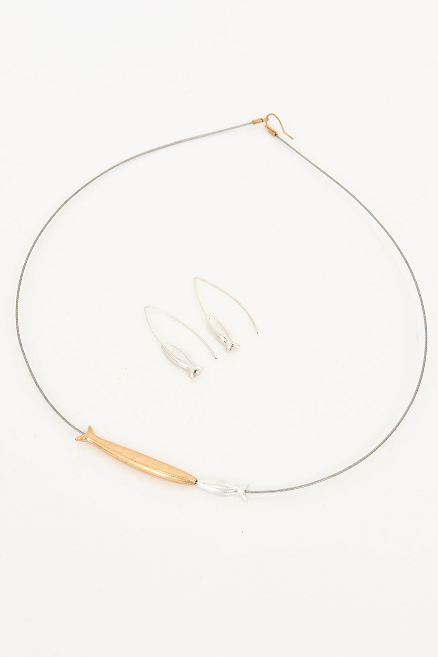 Arrain-forma duten metalezko belarritakoak