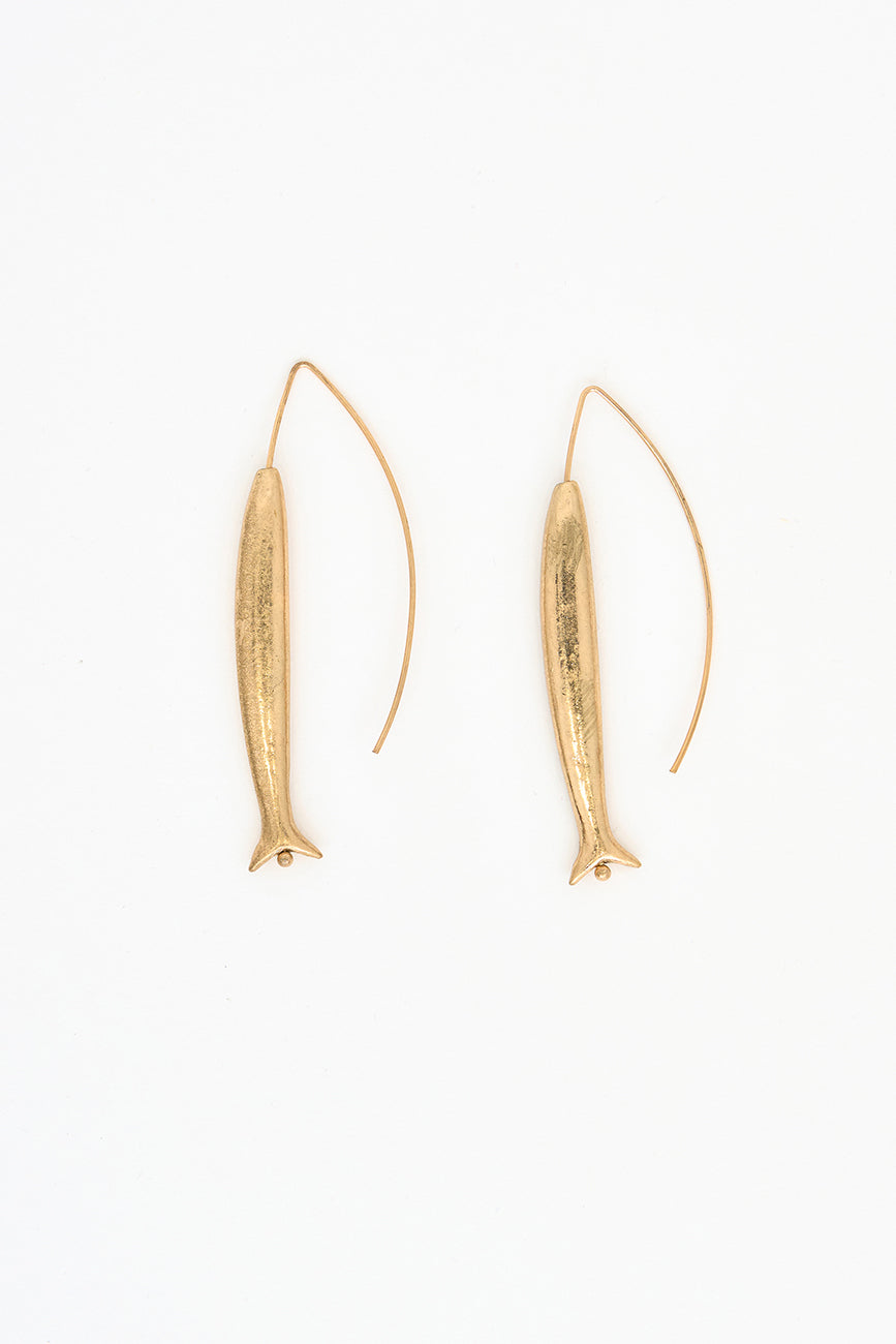 Urre-koloreko metalezko belarritakoak, arrain-formakoak