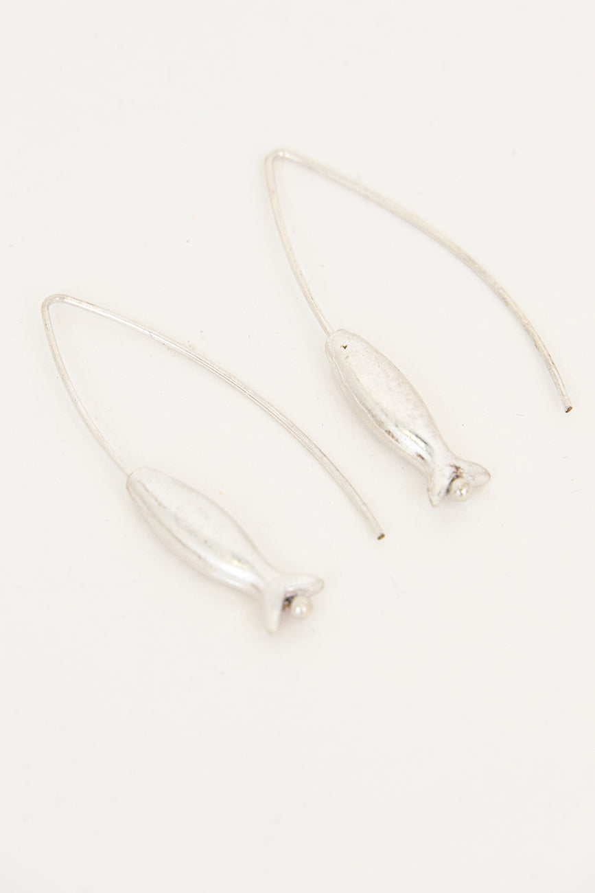 Arrain-forma duten metalezko belarritakoak