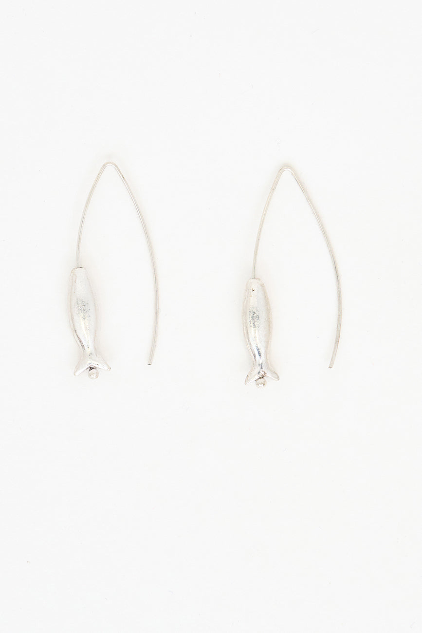 Arrain-forma duten metalezko belarritakoak