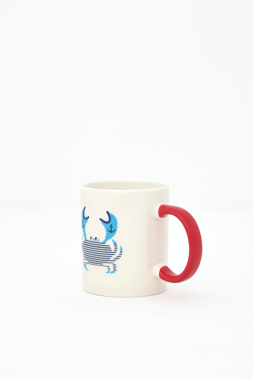 Taza con un cangrejo pintado