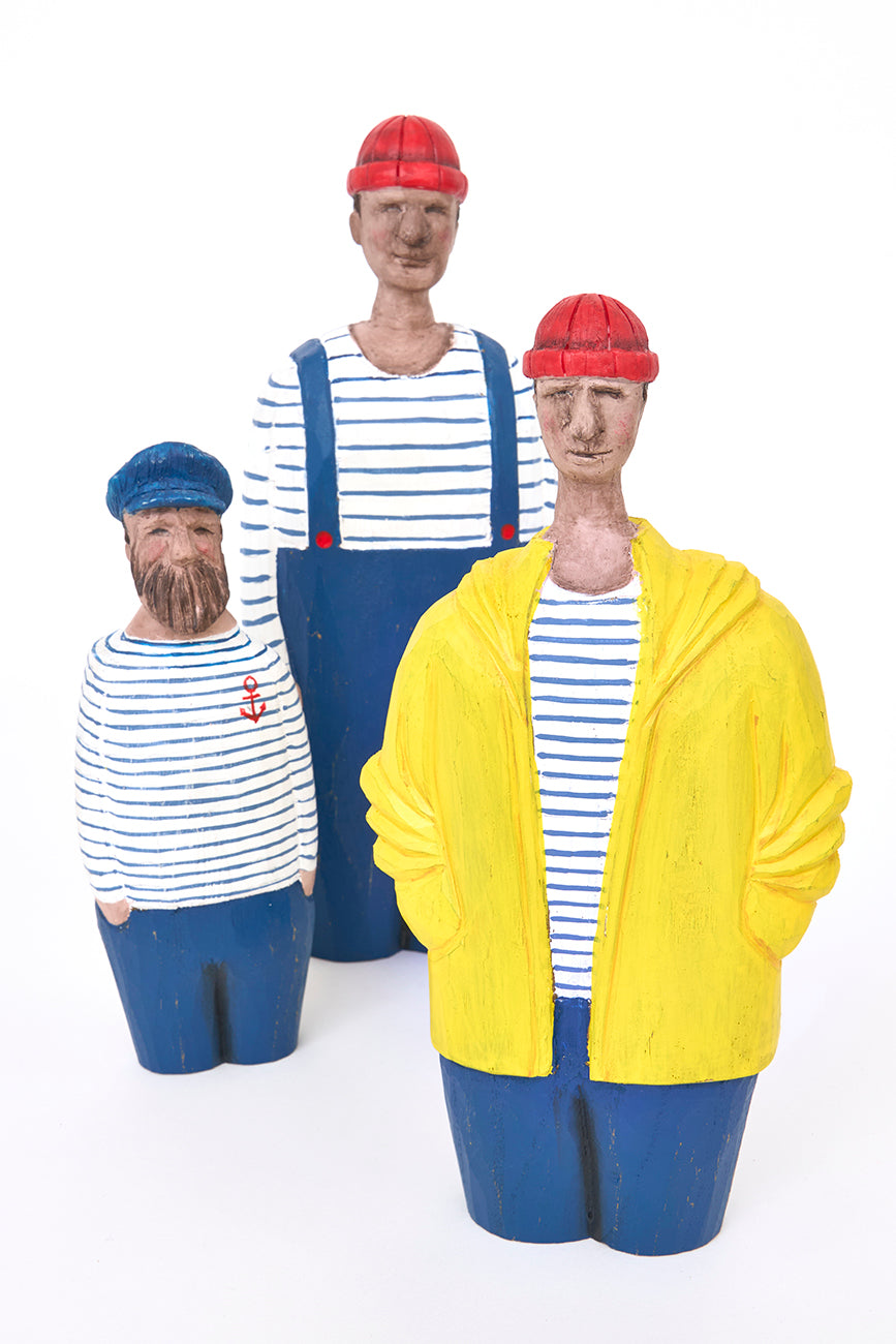 Marinero decorativo de madera con chubasquero