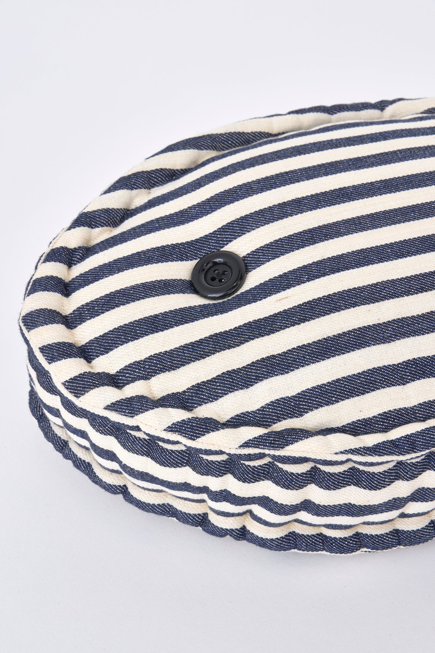 Cojín con forma de pez a rayas