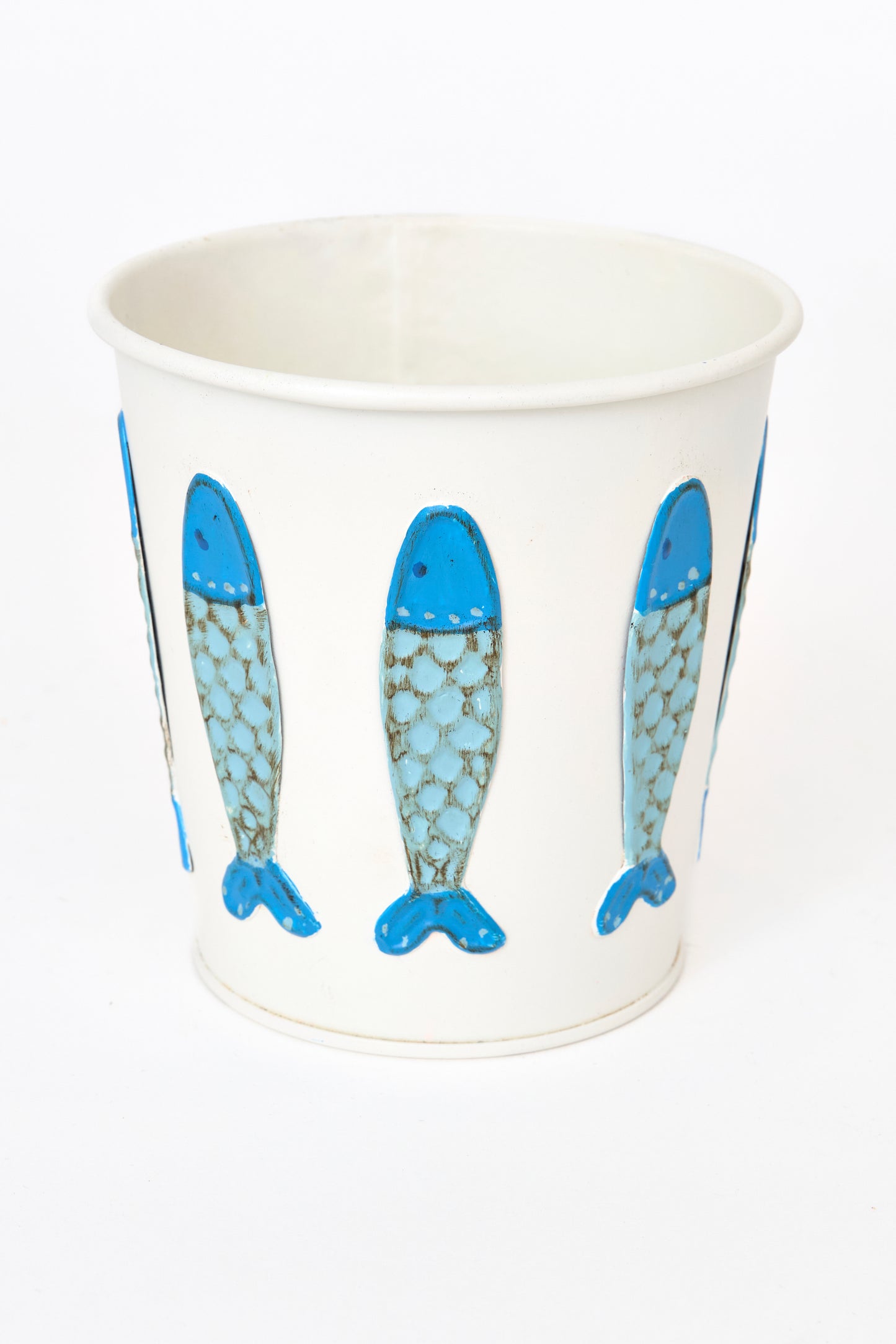 Bote de hojalata con peces en relieve
