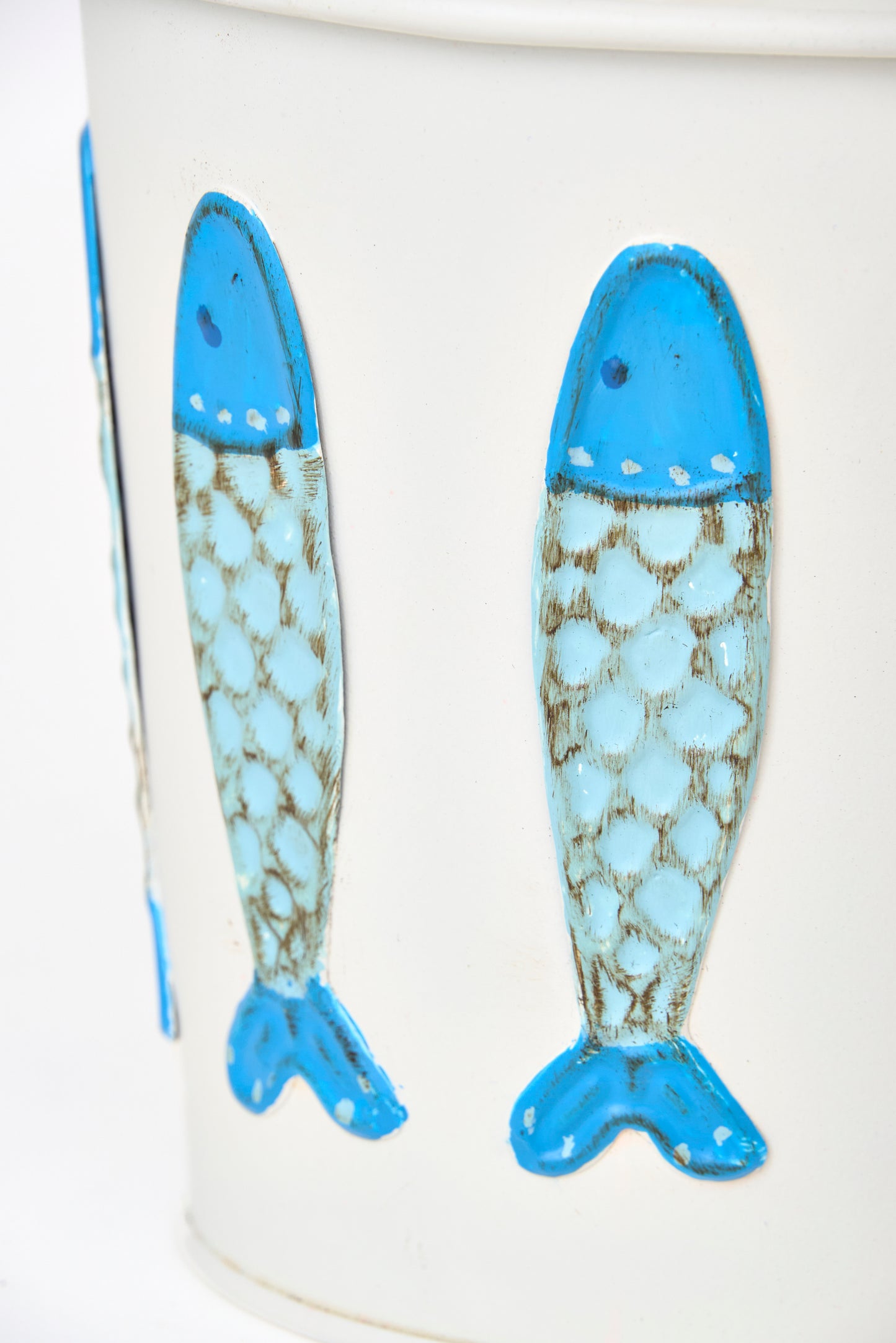 Bote de hojalata con peces en relieve