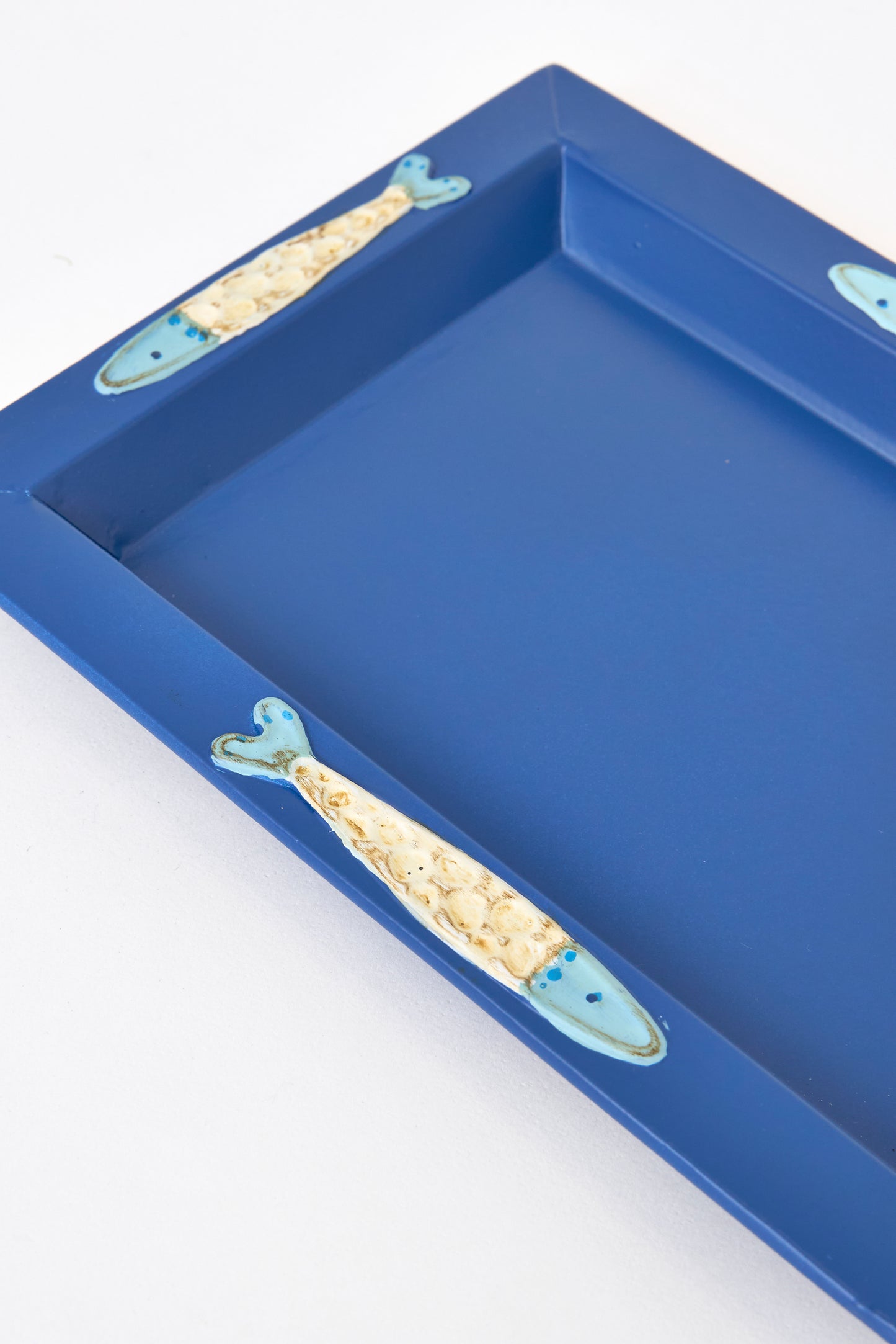 Bandeja de hojalata con peces en relieve