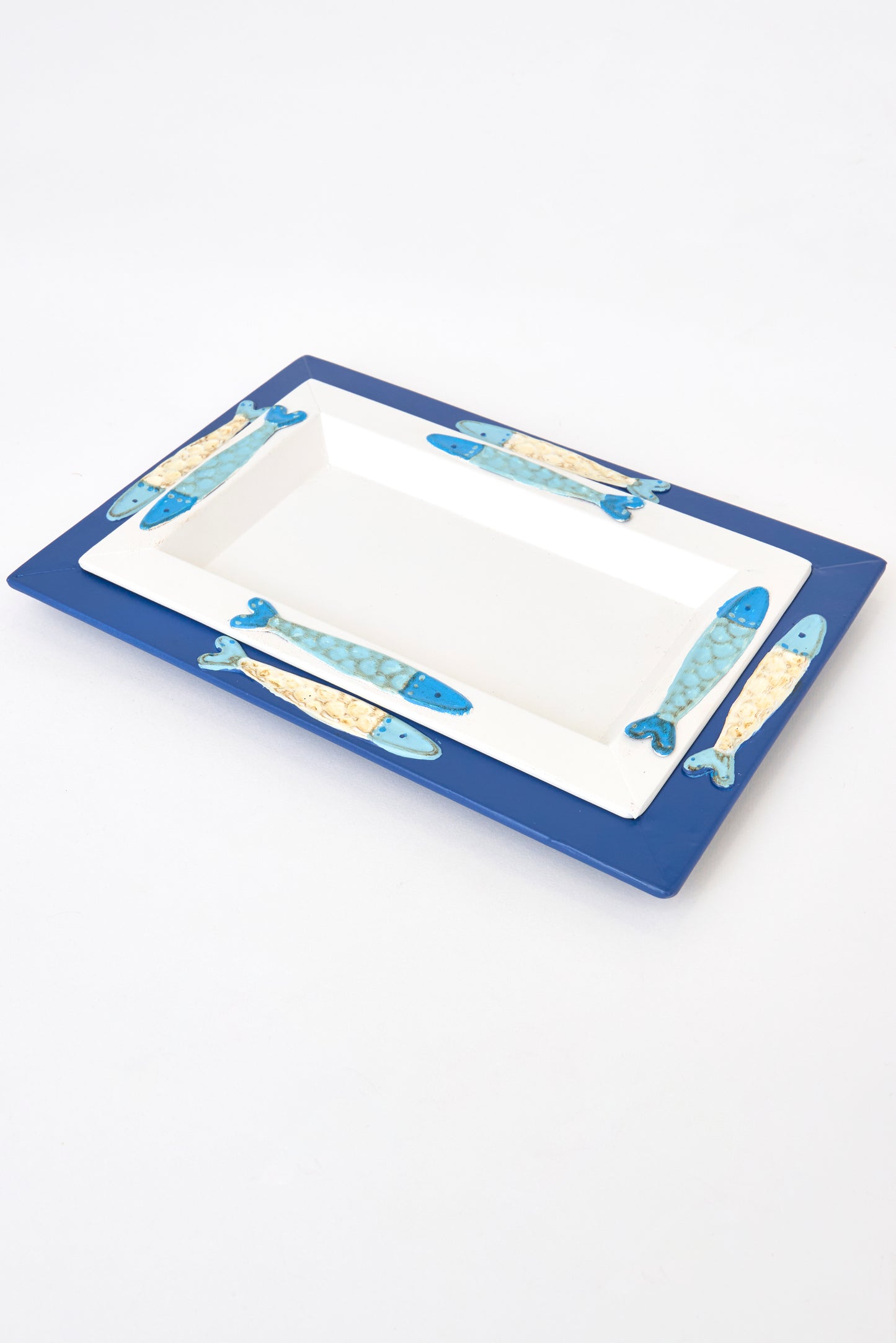 Bandeja de hojalata con peces en relieve