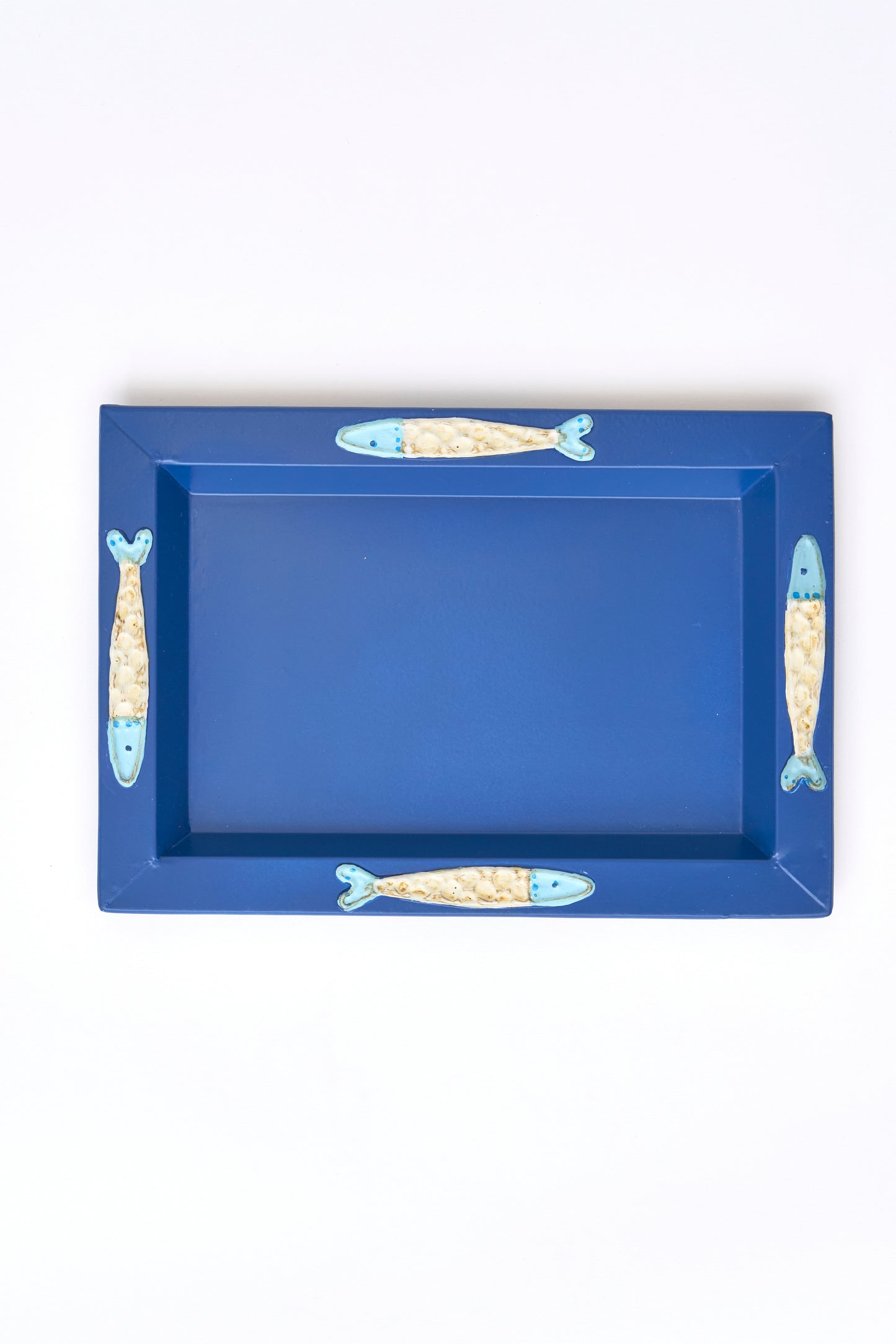 Bandeja de hojalata con peces en relieve