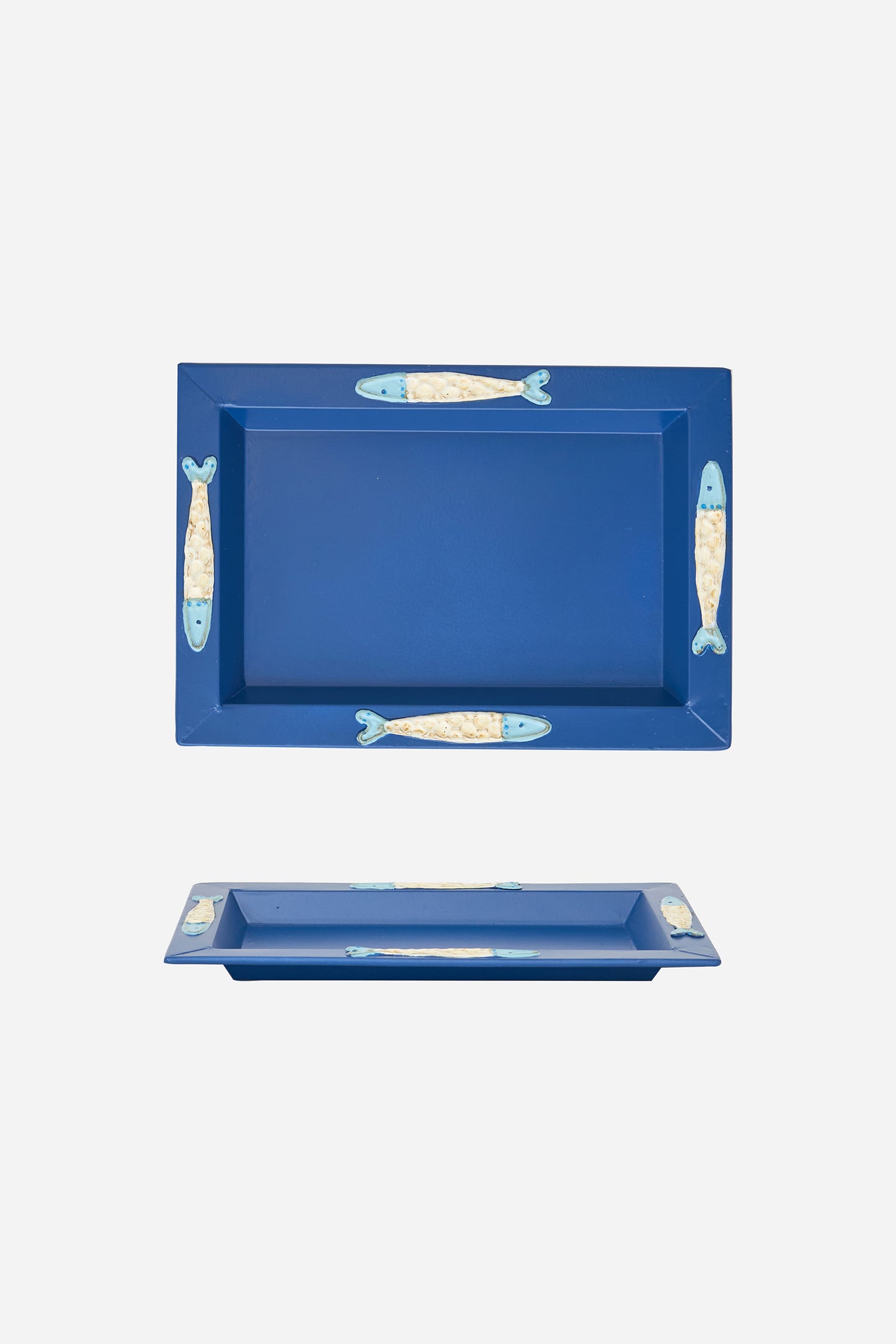 Bandeja de hojalata con peces en relieve