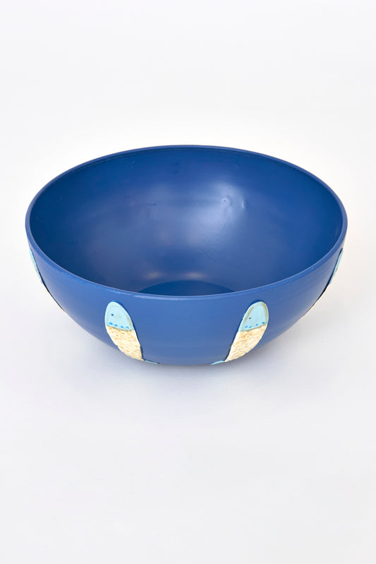 Bol de hojalata con peces en relieve