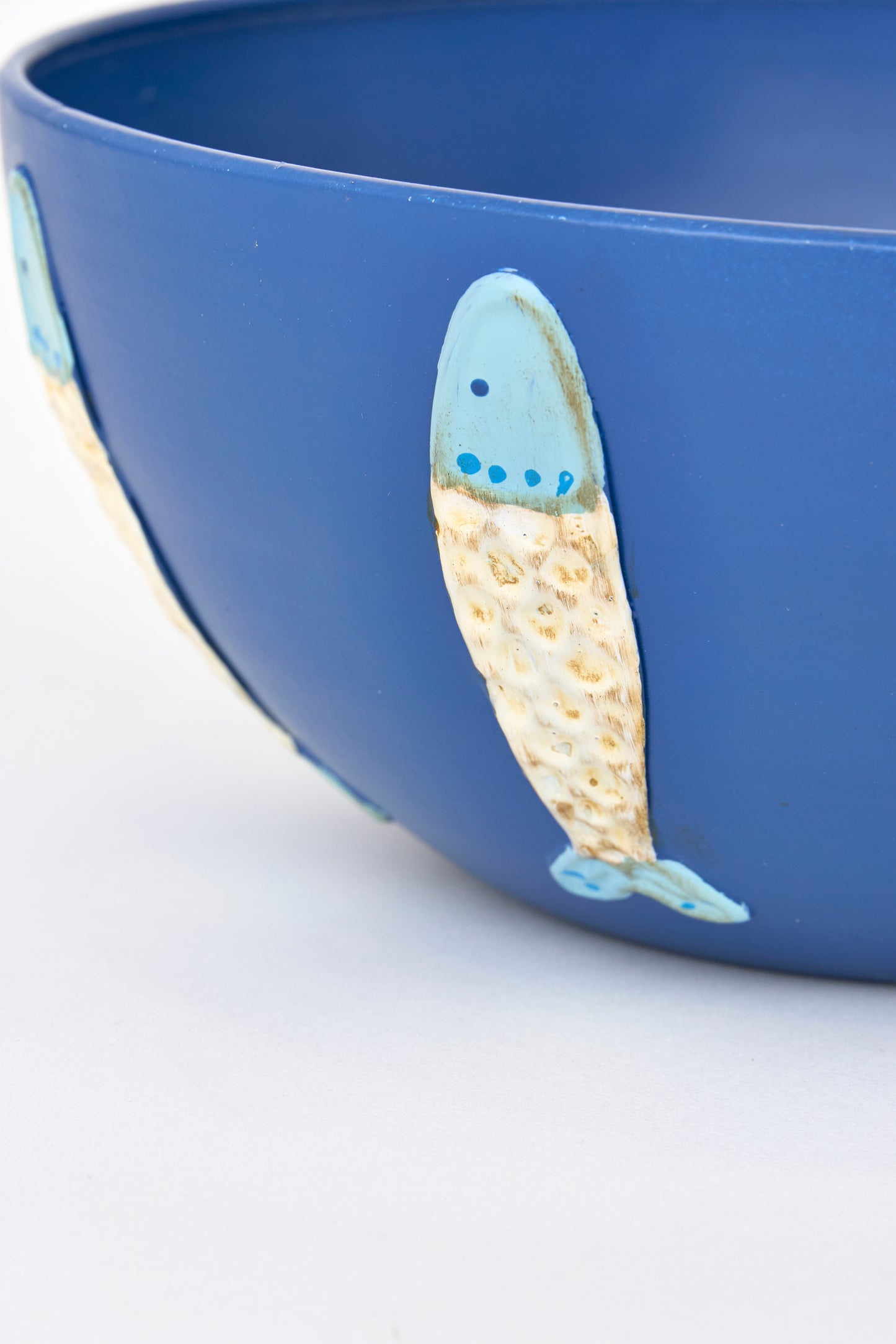 Bol de hojalata con peces en relieve