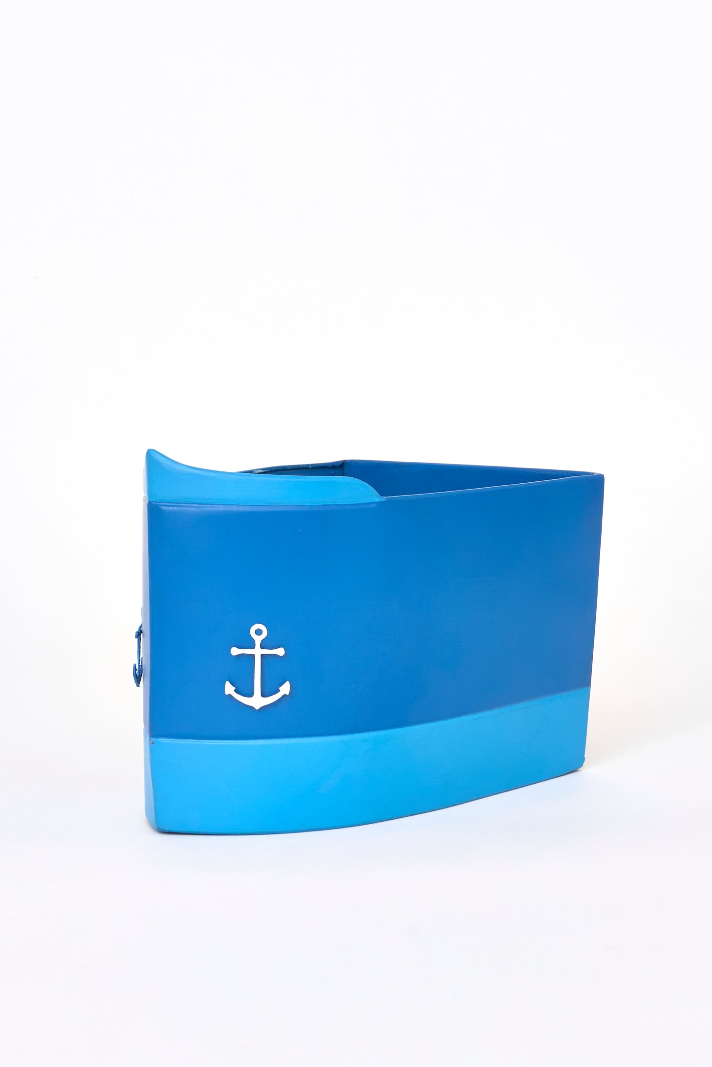 Florero de hojalata con forma de proa de barco