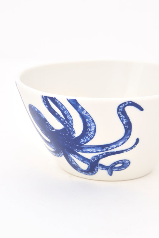 Bol con pulpo azul pintado