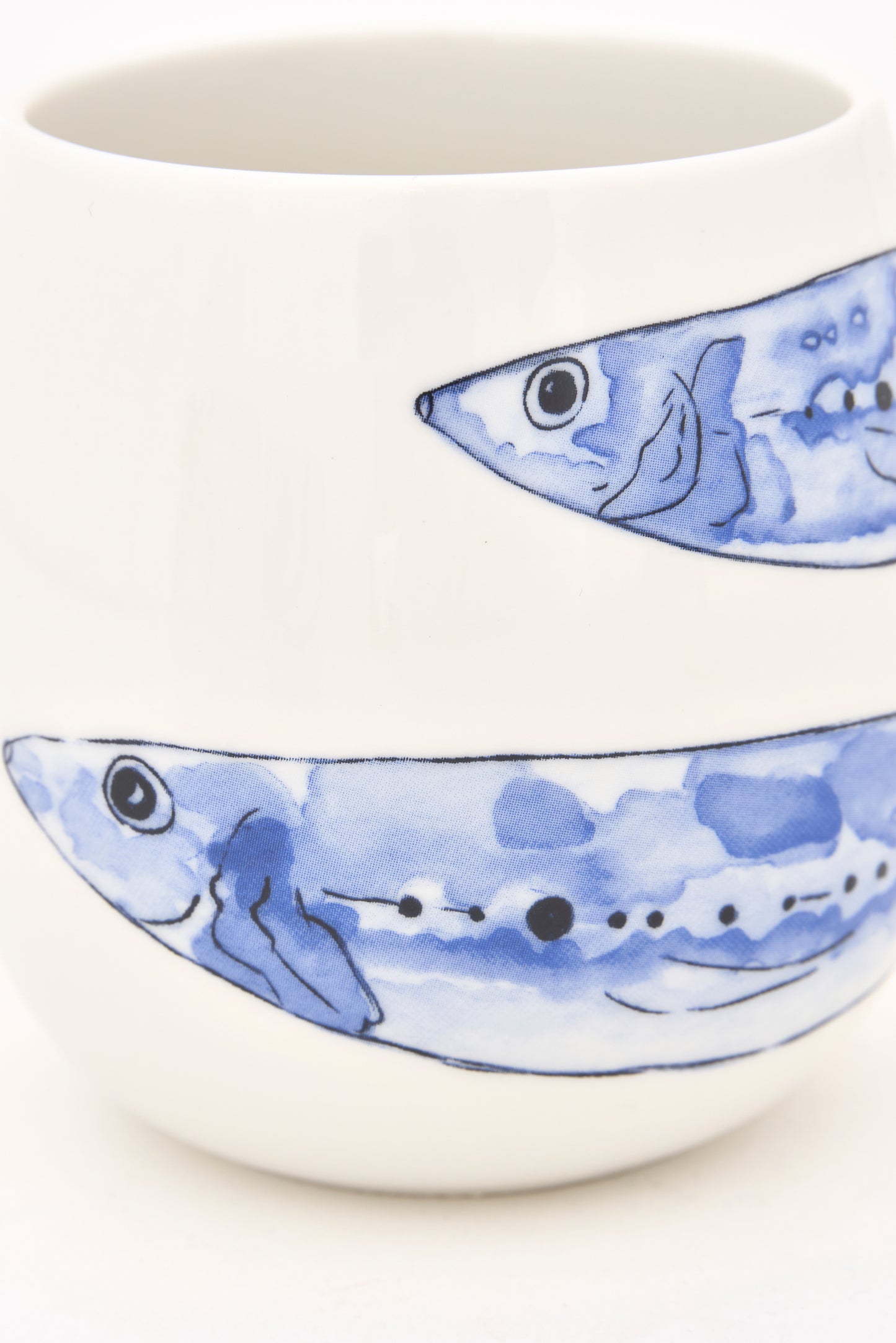 Taza con peces azules pintados