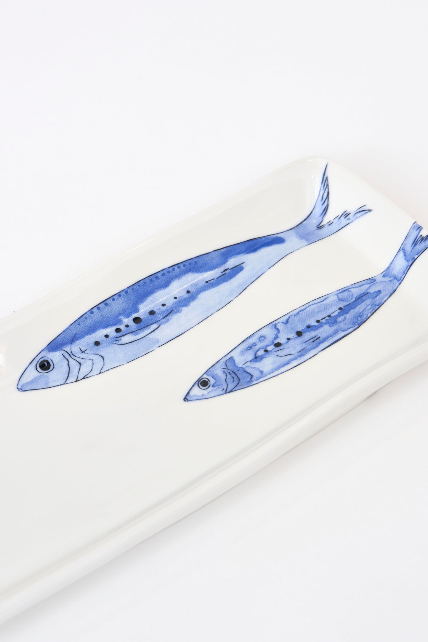 Plato rectangular con peces azules