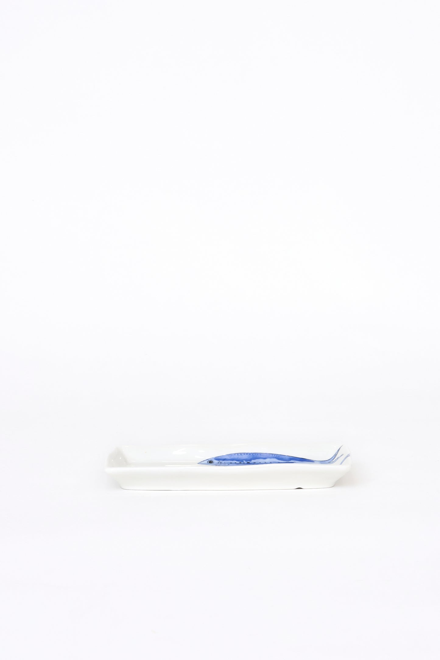 Plato rectangular con peces azules