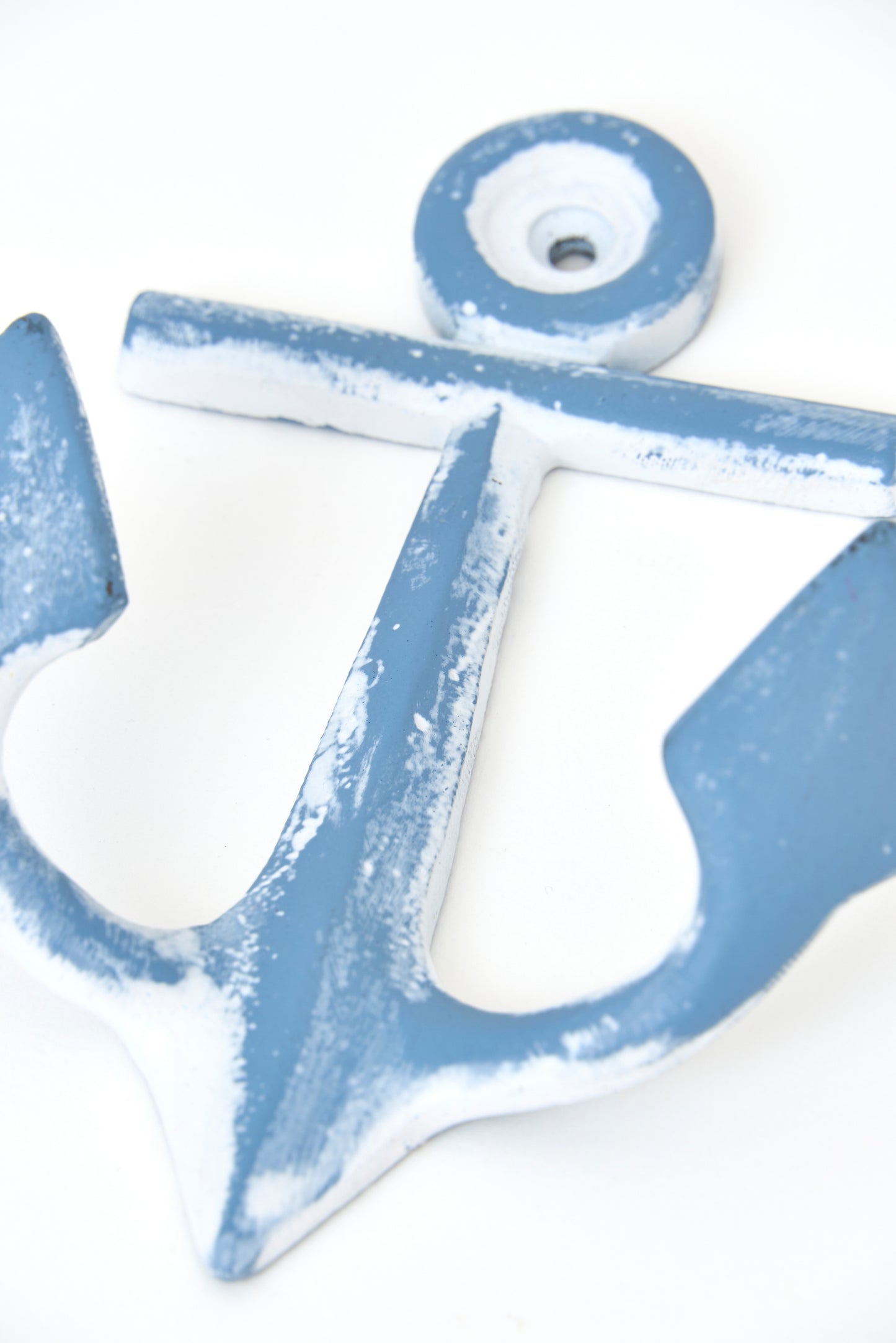 Aingura-forma duen metalezko esekitokia