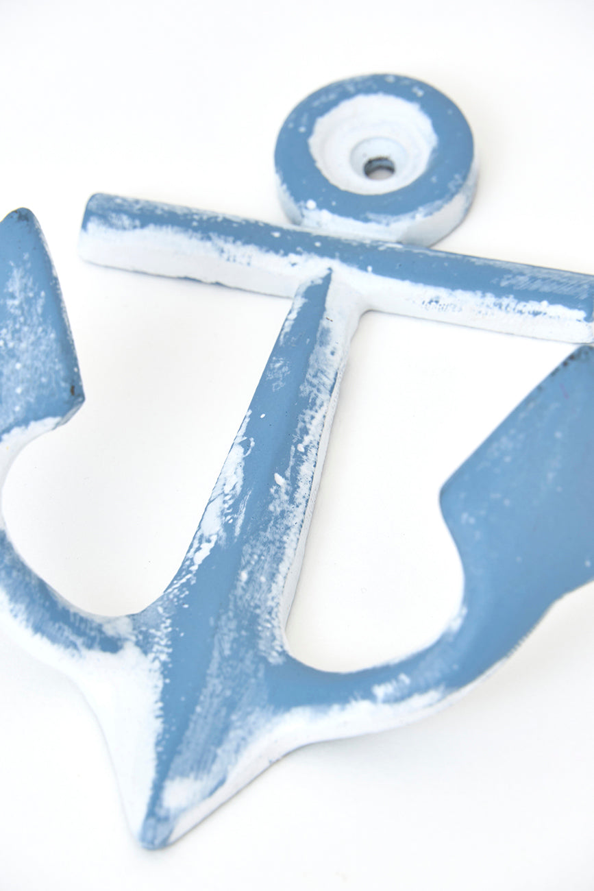 Aingura-forma duen metalezko esekitokia