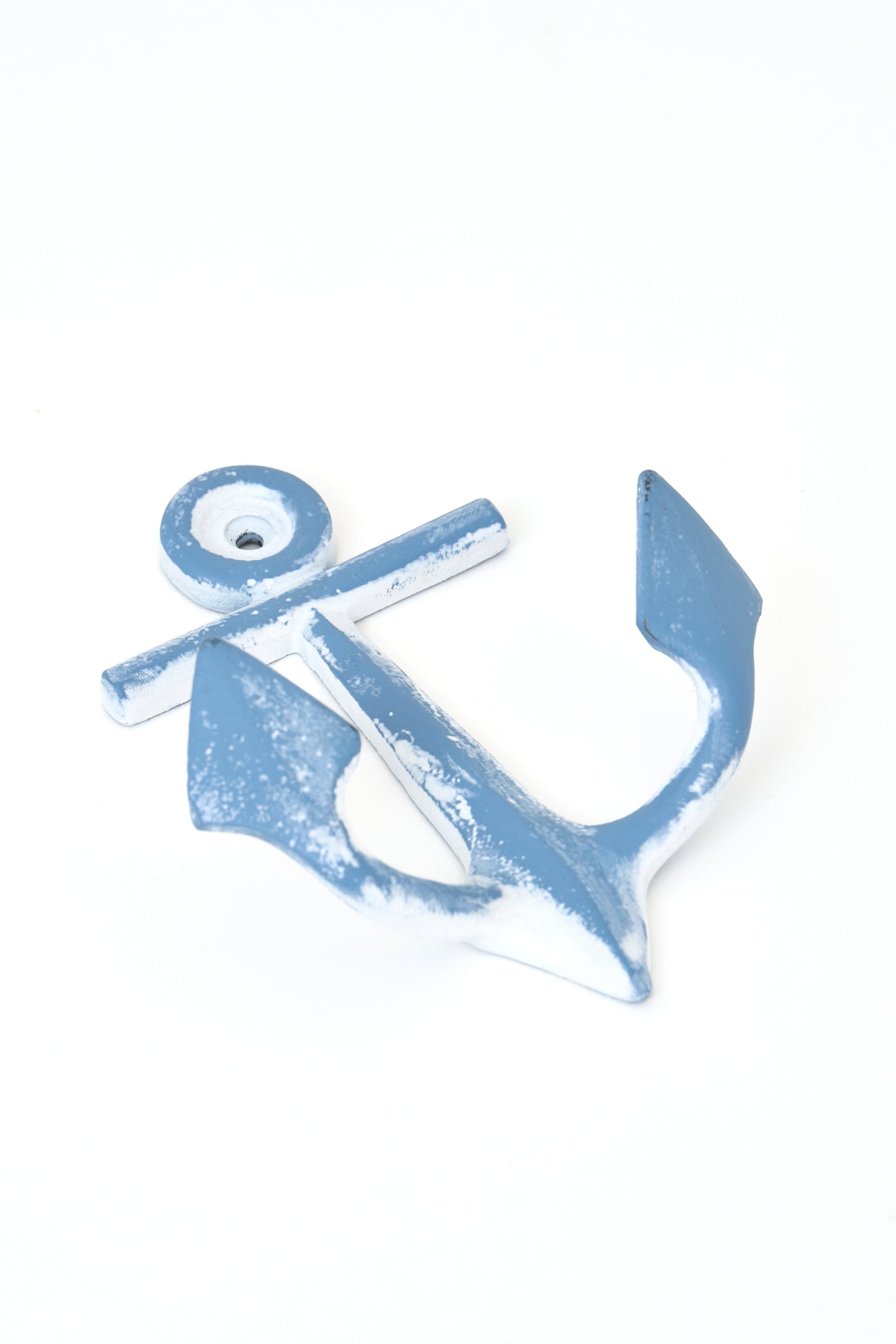 Aingura-forma duen metalezko esekitokia