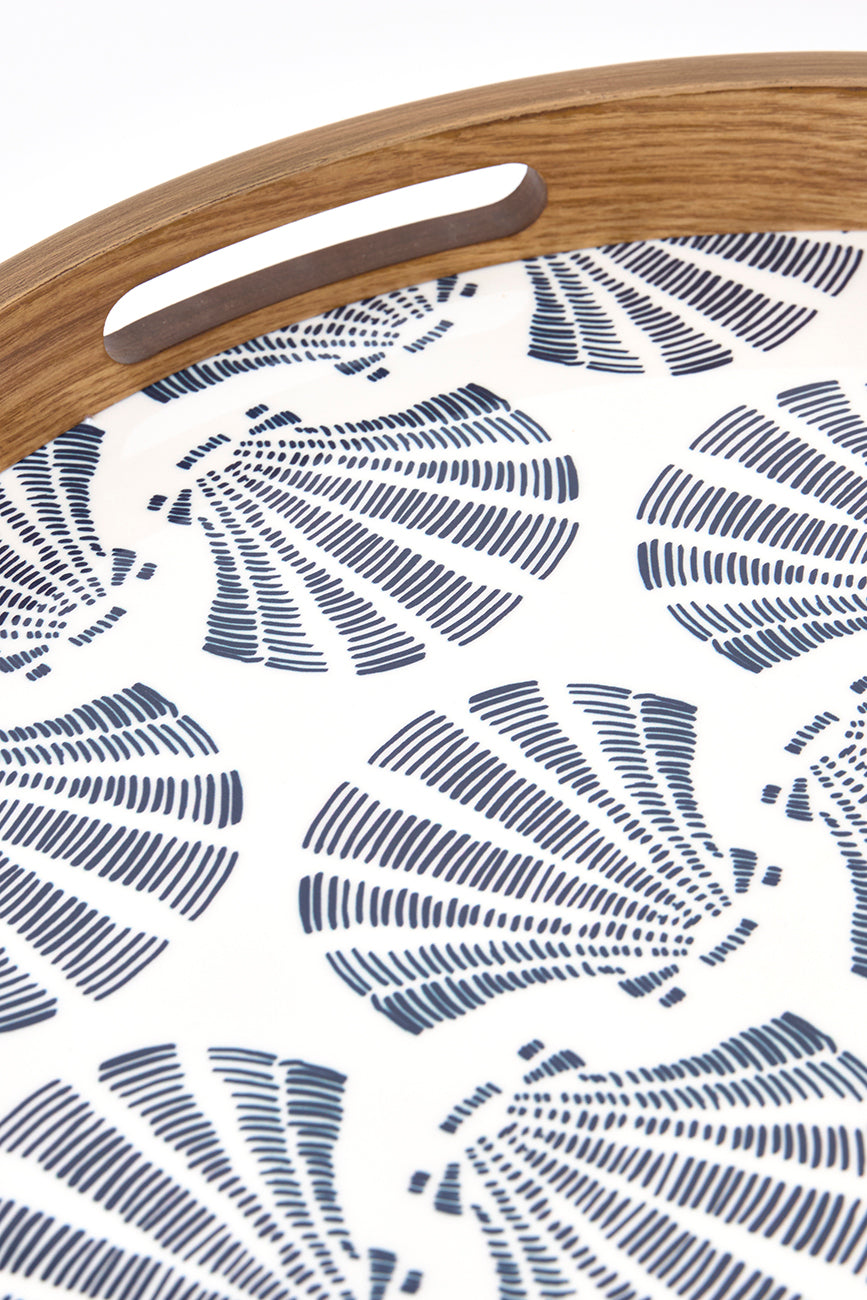 Set de 2 mesas de madera esmaltada con diseño de conchas