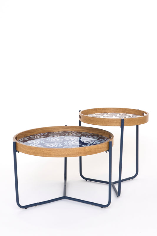 Set de 2 mesas de madera esmaltada con diseño de conchas