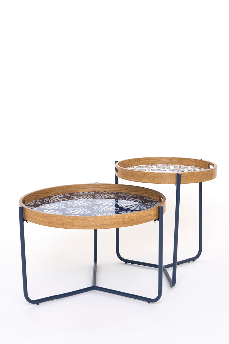 Set de 2 mesas de madera esmaltada con diseño de conchas