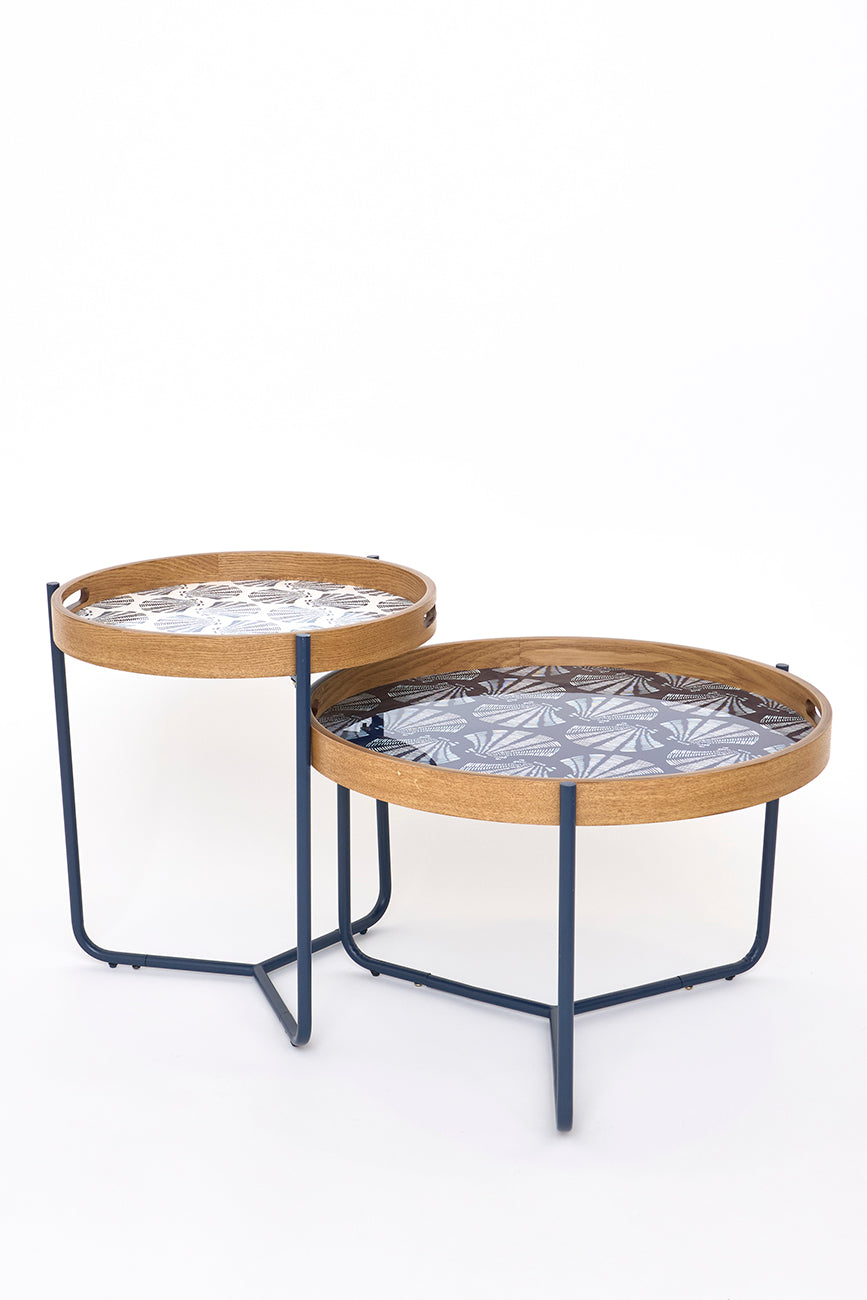 Set de 2 mesas de madera esmaltada con diseño de conchas