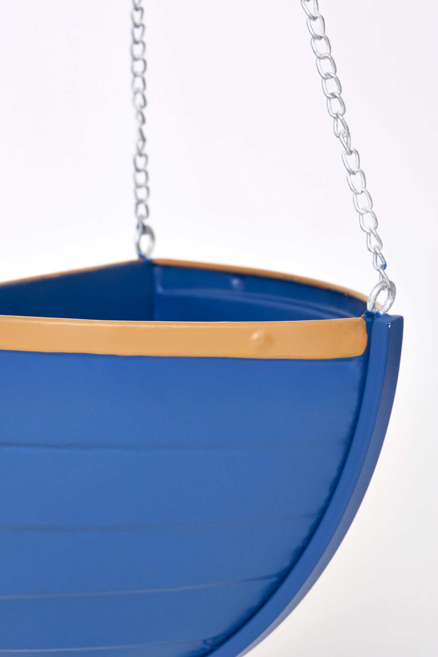 Itsasontzi-itxura duen loreontzi zintzilikaria