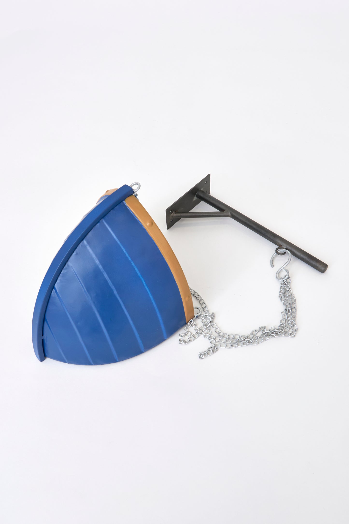 Itsasontzi-itxura duen loreontzi zintzilikaria