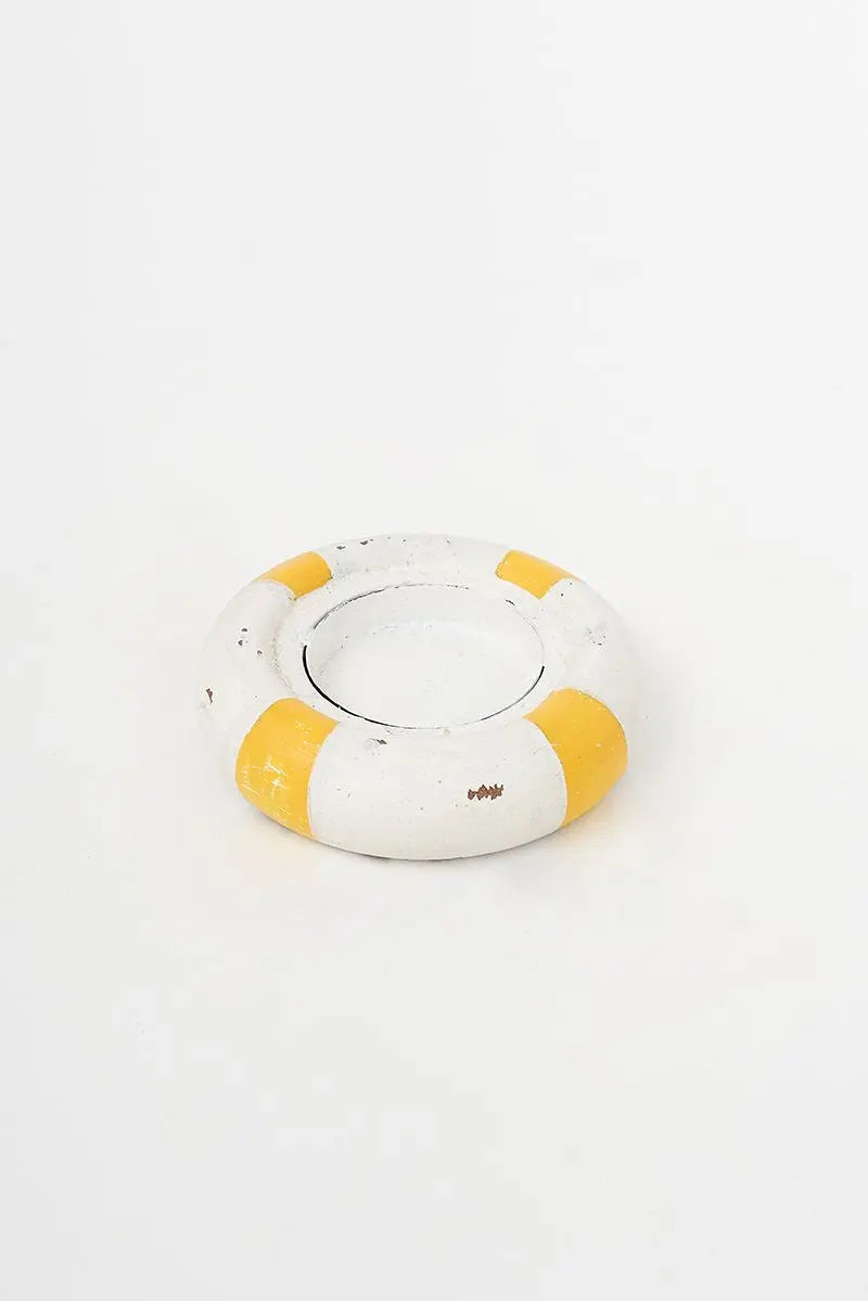 Portavelas con forma de salvavidas de madera amarillo