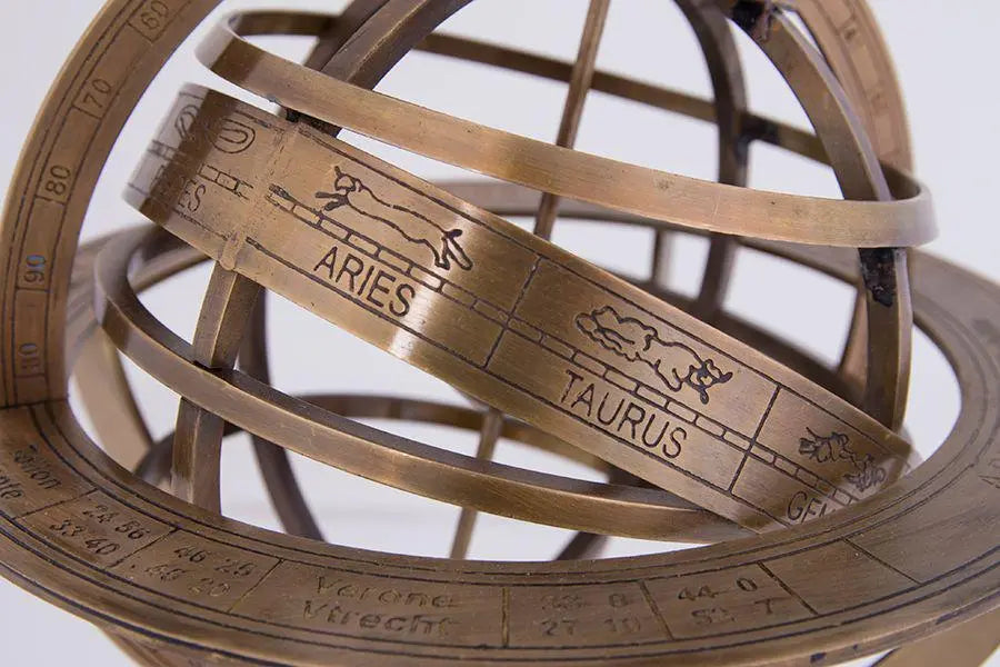 Elegante esfera armillar con base de madera - D785 Batela