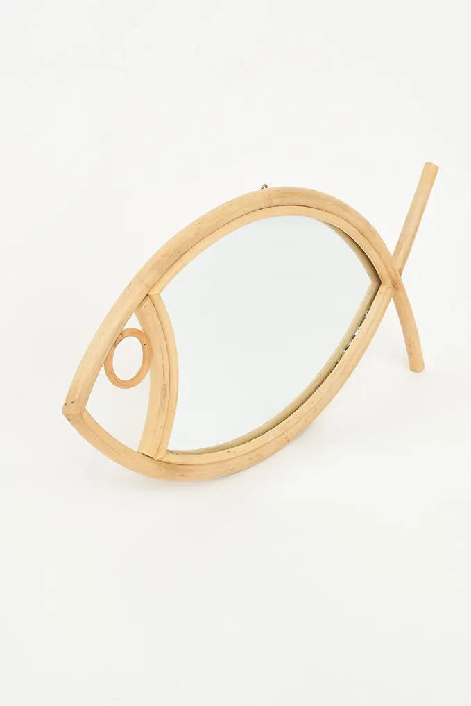 Espejo de ratán con forma de pez