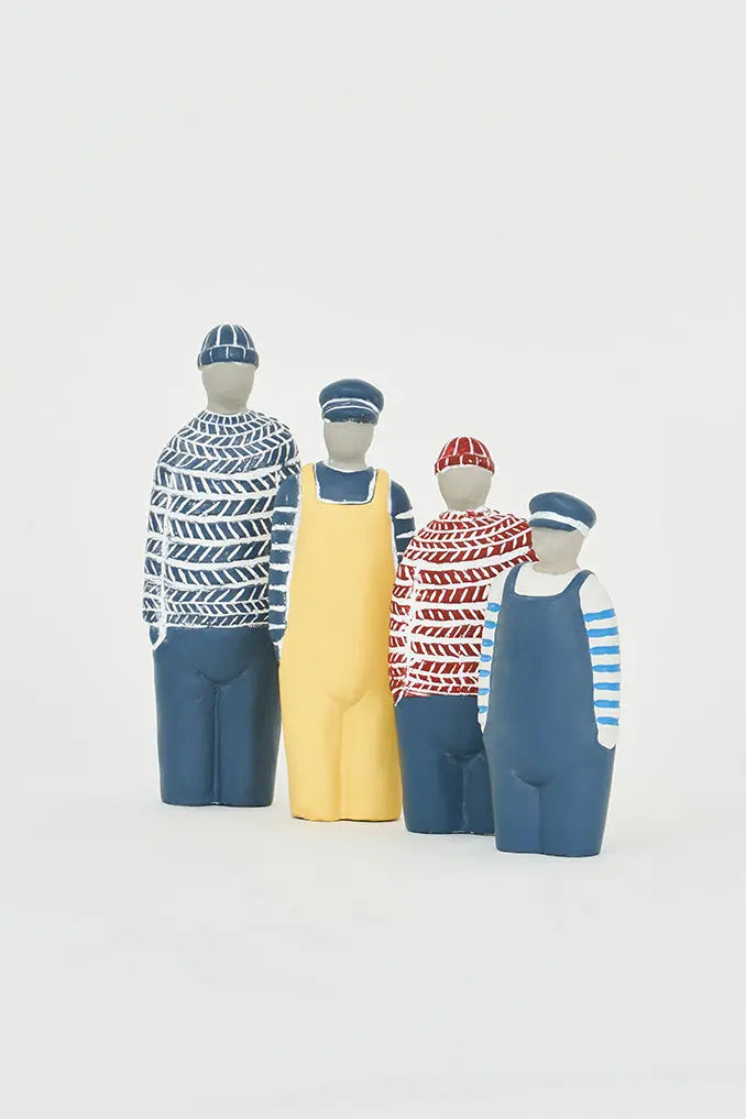 Figura de cemento marinero con peto y gorra azul