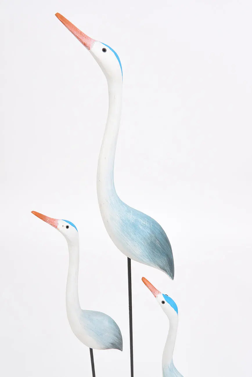 Pájaro con base hecho de madera en tonos azules y turquesa