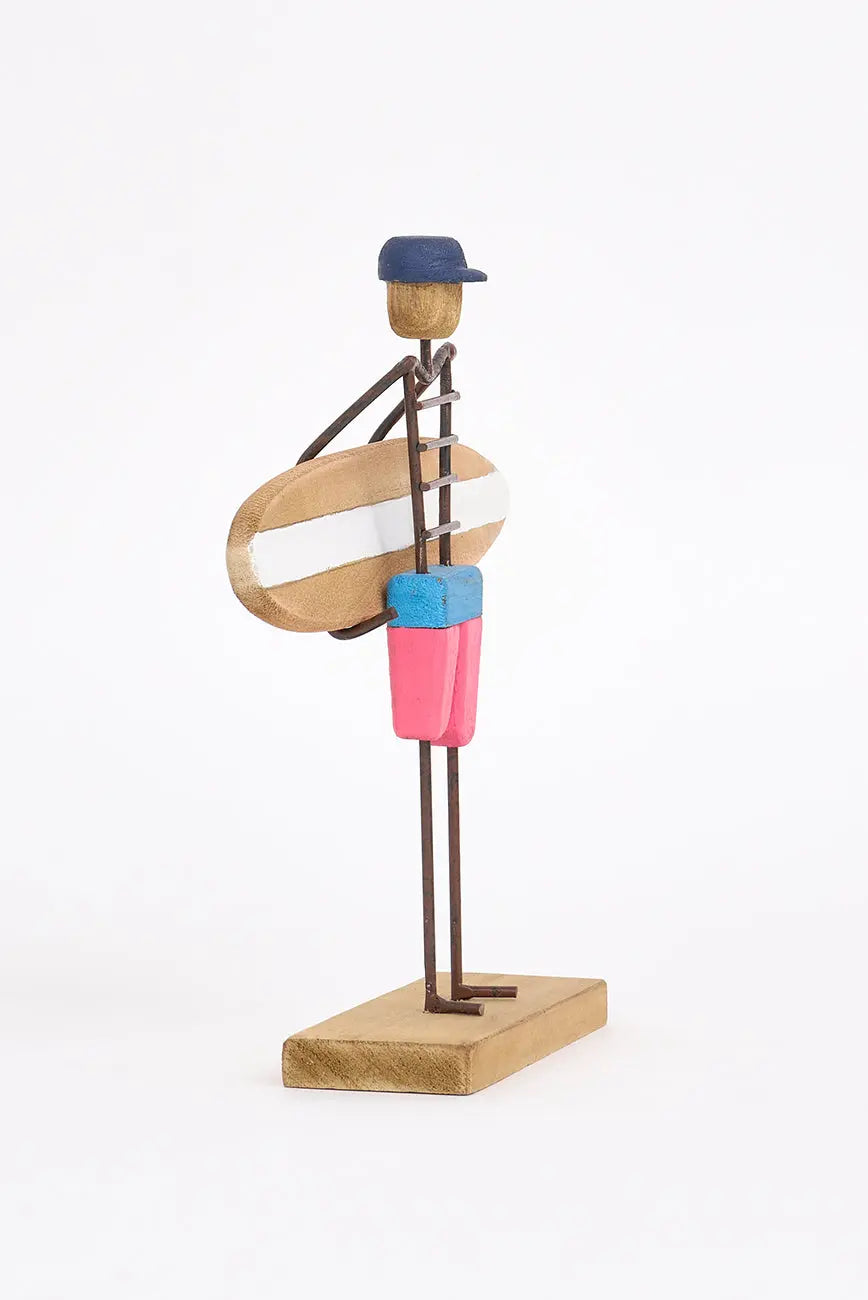 Figura de surfero de metal y madera