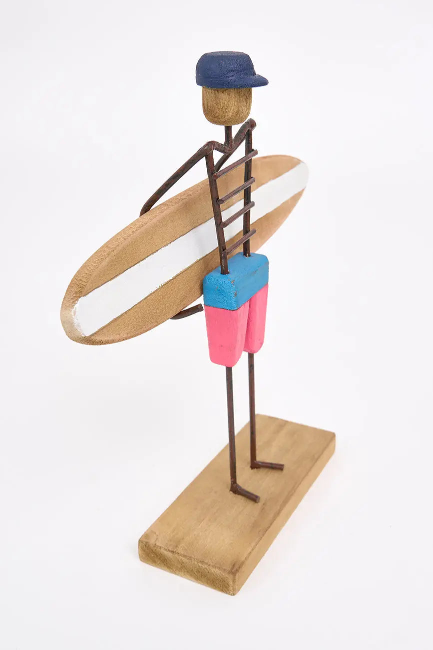 Figura de surfero de metal y madera