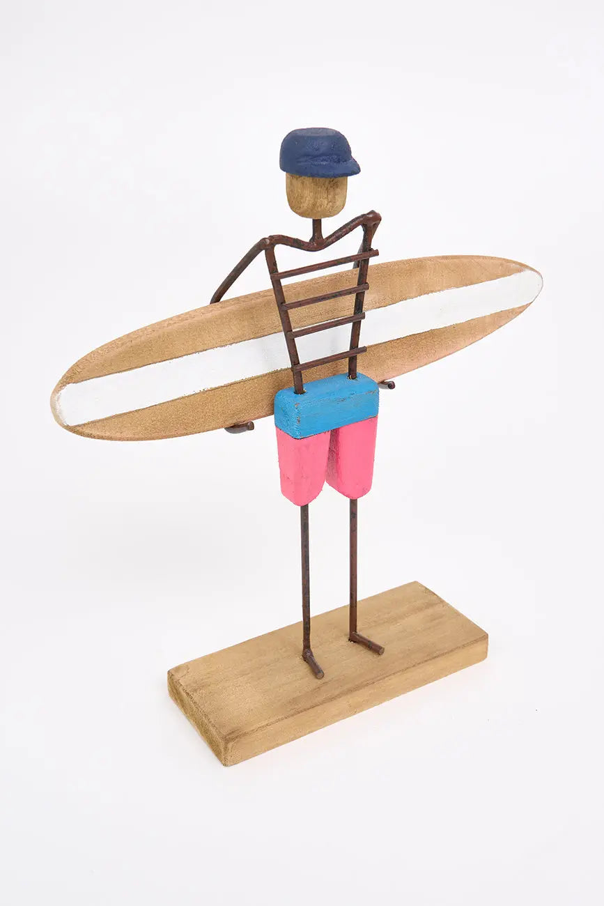Figura de surfero de metal y madera