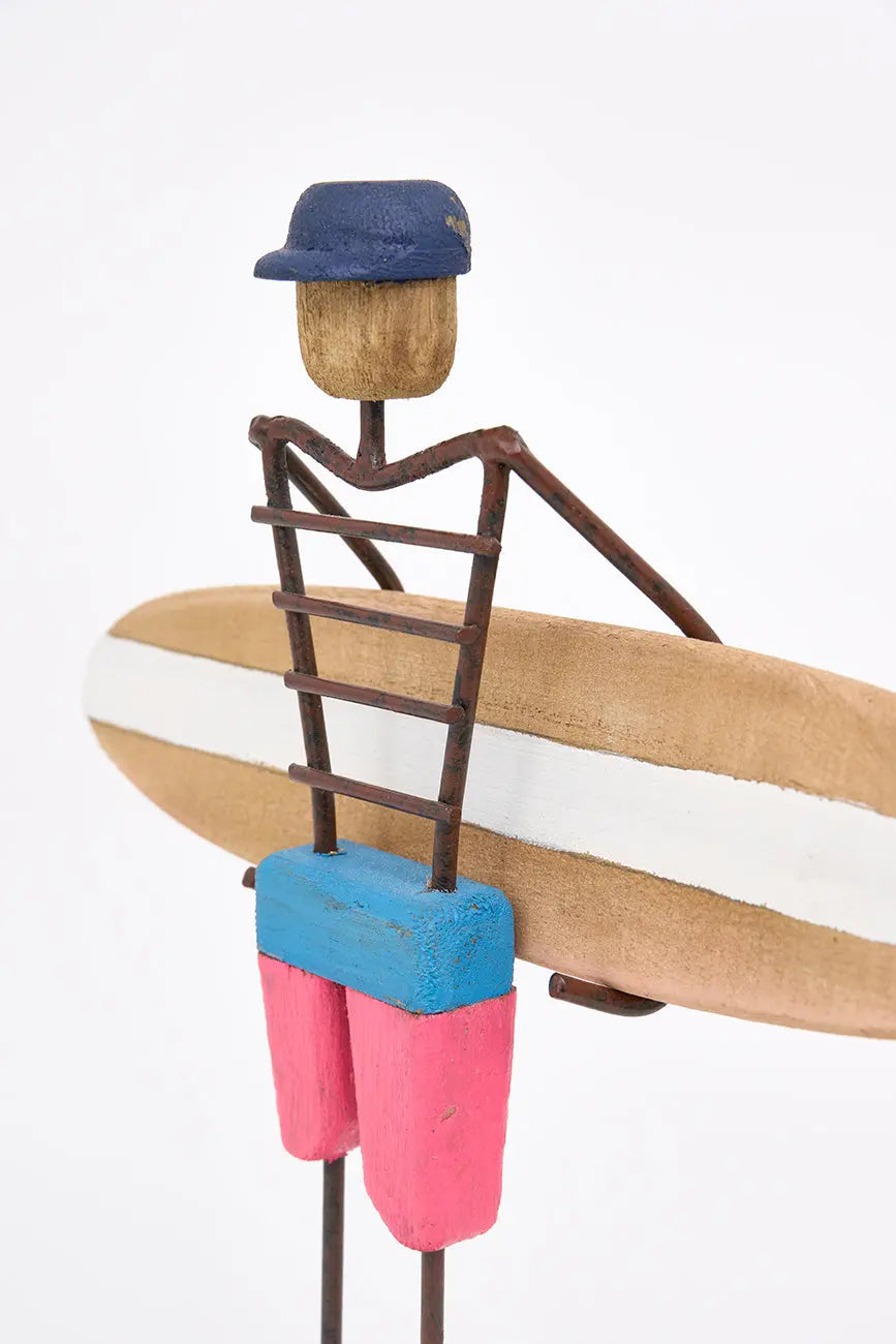 Figura de surfero de metal y madera