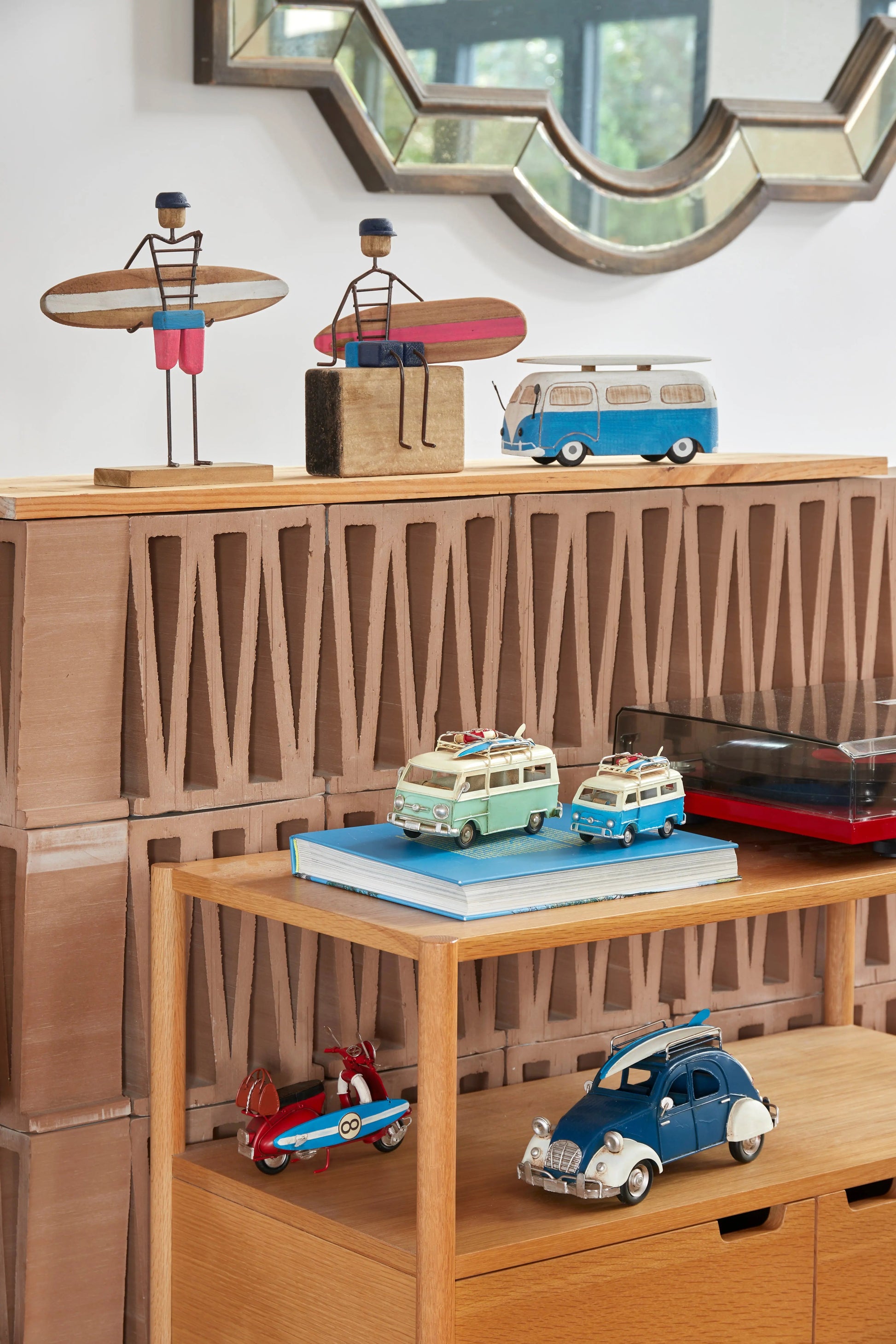 Figura de surfero de metal y madera Batela Deco 2025