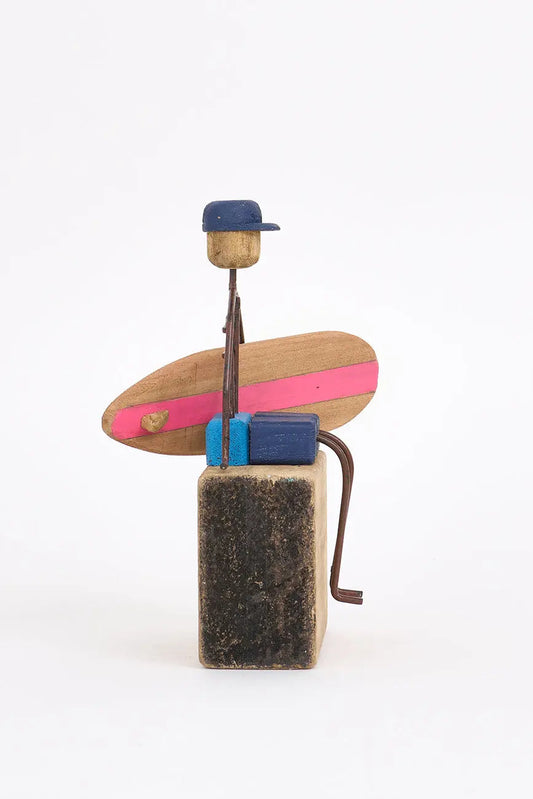 Figura de surfero sentado de metal y madera