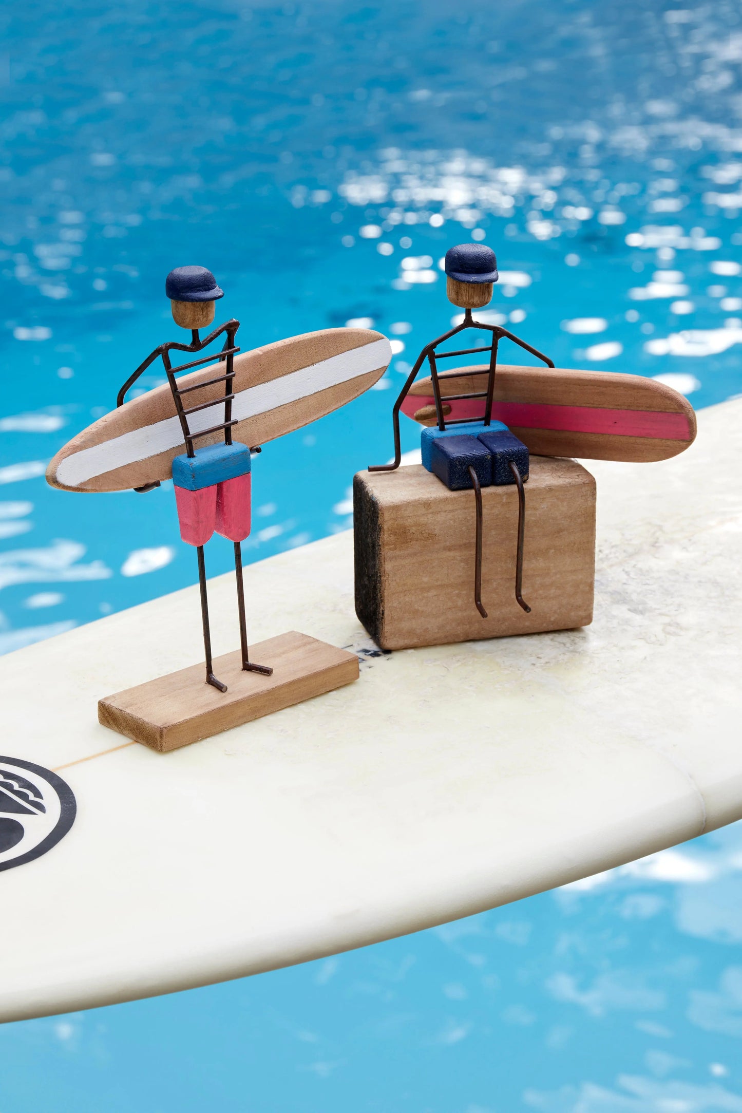 Figura de surfero sentado de metal y madera Batela Deco 2025