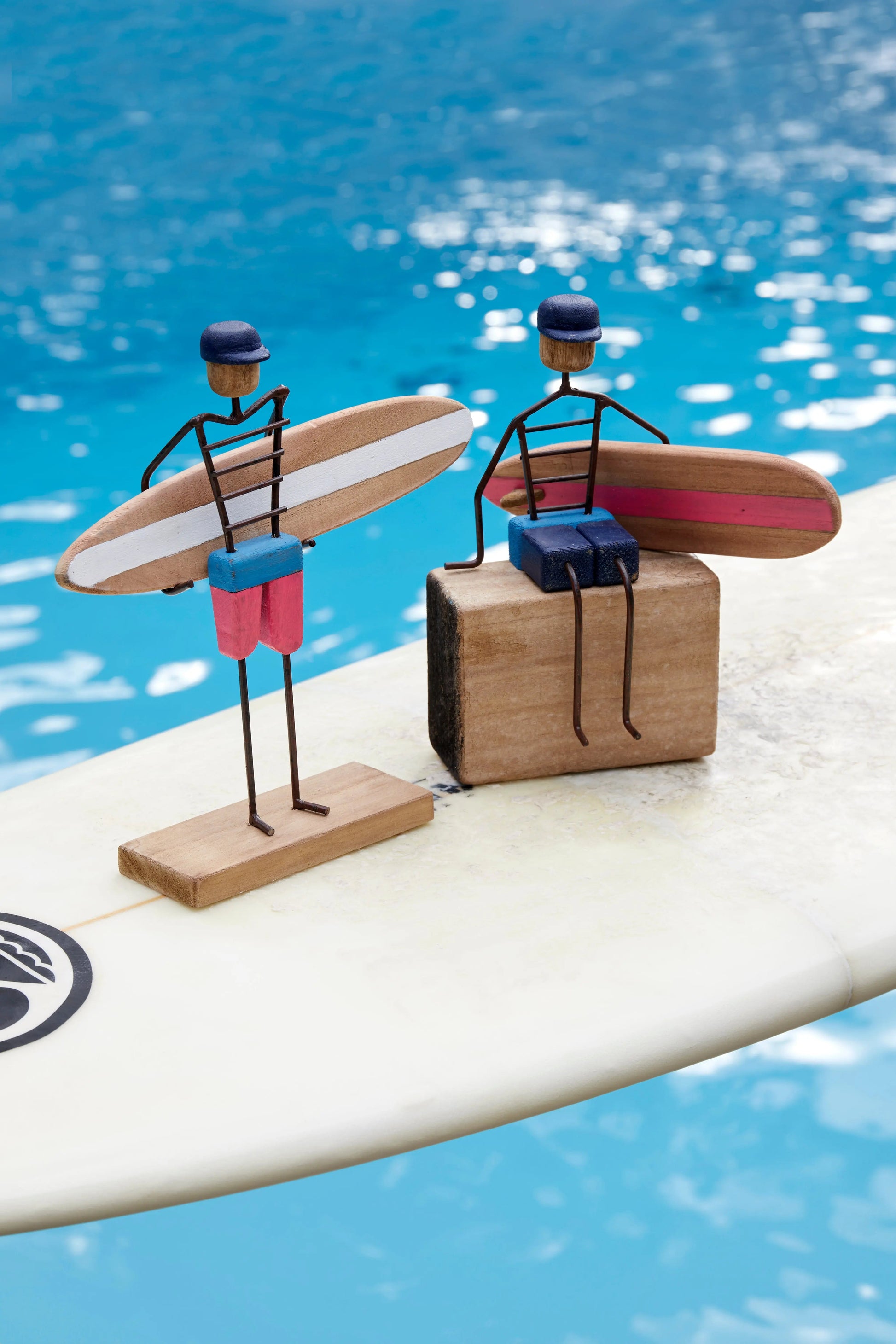 Figura de surfero sentado de metal y madera Batela Deco 2025